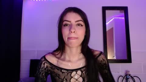 Snapshot of xx_johnson_xx chatting on 12/19/25, 04:52 VALE online show from 12/19/25, 04:52