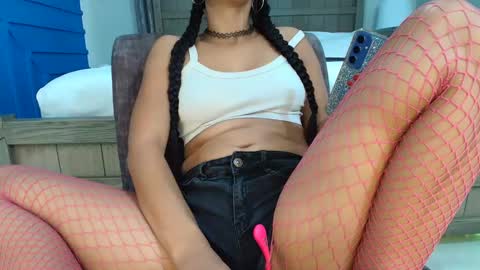 Snapshot of xxxvibesxo chatting on 02/04/25, 10:24 Lil Luna online show from 02/04/25, 10:24