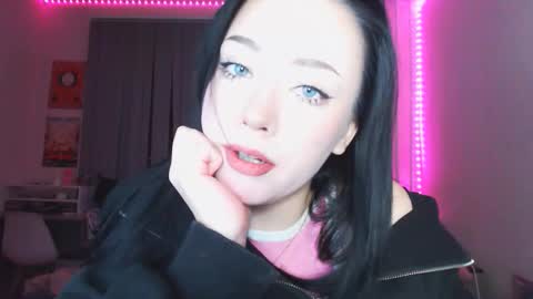 Snapshot of yamilean chatting on 11/18/25, 10:36 Yami online show from 11/18/25, 10:36