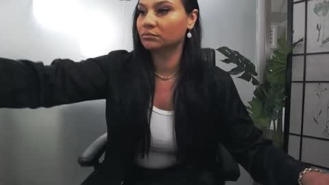 Snapshot of yaraxcox chatting on 06/17/26, 04:04 Yara online show from 06/17/26, 04:04
