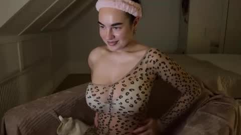 Snapshot of yeahrina chatting on 10/16/25, 09:05 rina online show from 10/16/25, 09:05