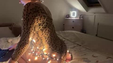 Snapshot of yeahrina chatting on 10/17/25, 11:07 rina online show from 10/17/25, 11:07