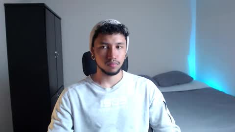 Snapshot of yeff_stone chatting on 09/29/25, 01:11 yeff online show from 09/29/25, 01:11