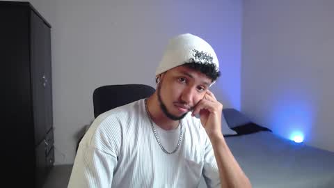 Snapshot of yeff_stone chatting on 10/10/25, 12:42 yeff online show from 10/10/25, 12:42