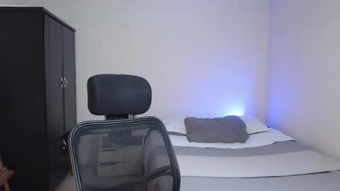 Snapshot of yeff_stone chatting on 12/18/25, 12:06 yeff online show from 12/18/25, 12:06