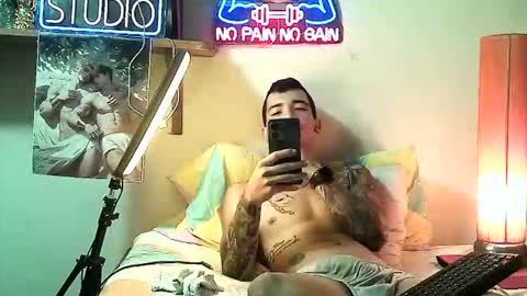 yeisoncastellanos1999 online show from 12/18/25, 08:42