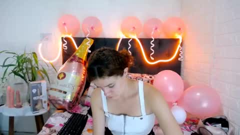 Snapshot of yemfairymcry chatting on 04/30/26, 02:34 YEM online show from 04/30/26, 02:34