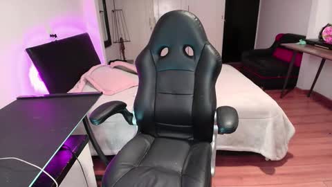 yesie_hot2 online show from 09/23/25, 01:41