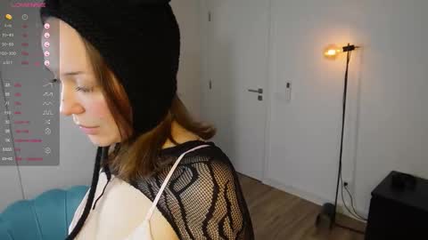 Snapshot of yess_kiki chatting on 11/10/25, 10:47 Kiki online show from 11/10/25, 10:47