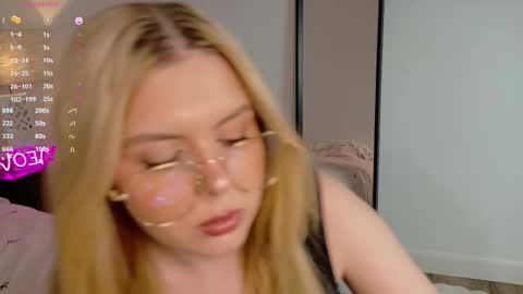 Snapshot of yess_kiki chatting on 11/25/25, 07:14 Kiki online show from 11/25/25, 07:14