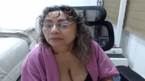 Snapshot of yessilatin chatting on 06/11/26, 02:53 jessy online show from 06/11/26, 02:53