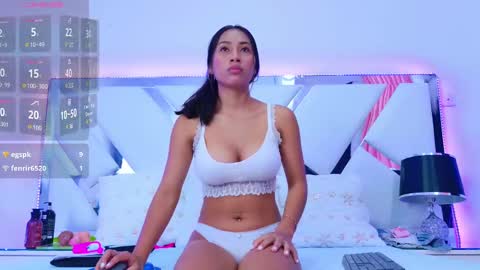 Snapshot of yesyhills chatting on 02/27/25, 07:04 Yesy online show from 02/27/25, 07:04