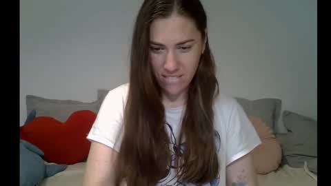 Snapshot of yesyoucanjustdoit chatting on 09/13/25, 12:49 Kira online show from 09/13/25, 12:49