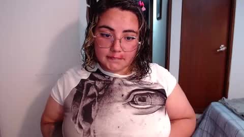 Snapshot of yini_angel07 chatting on 02/20/26, 04:42 hii i am yini online show from 02/20/26, 04:42