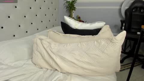 roxie reyes  online show from 02/23/25, 06:49