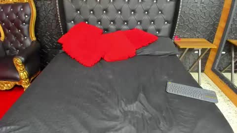 yiyisandoval online show from 10/07/25, 02:14