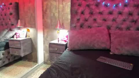 yiyisandoval online show from 11/08/25, 07:45