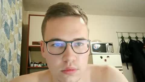 Snapshot of yminoske chatting on 11/12/25, 01:22 Yminoske online show from 11/12/25, 01:22