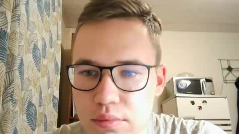 Snapshot of yminoske chatting on 11/16/25, 03:28 Yminoske online show from 11/16/25, 03:28