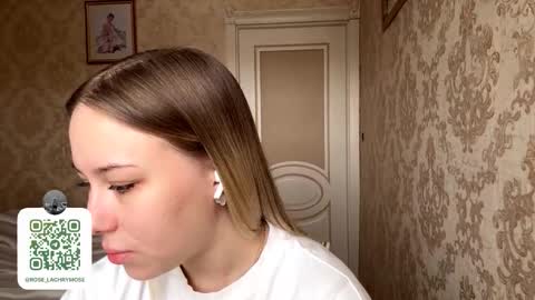 Snapshot of yolondaillovsky chatting on 11/17/25, 08:42 I am Rose ntmu Lets hit 10 Thumbs Up together online show from 11/17/25, 08:42