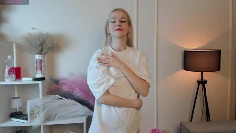 Elizabeth brunette -- Darline blonde  online show from 05/06/26, 07:30