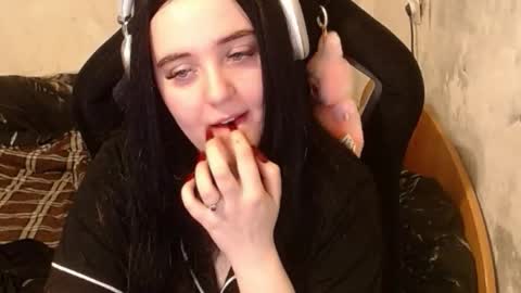 your_8a8y online show from 09/18/25, 04:31