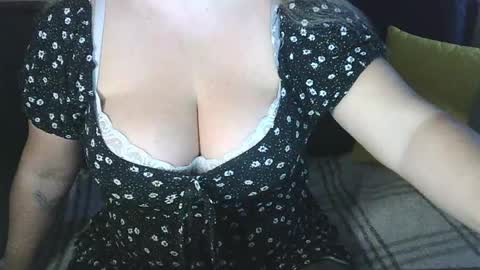 Snapshot of your__maria chatting on 12/15/25, 01:32 Maria Love online show from 12/15/25, 01:32