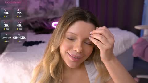 Julia Please Thumbs up me   online show from 12/08/24, 07:15