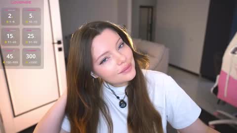 Julia Please Thumbs up me   online show from 04/10/26, 06:18