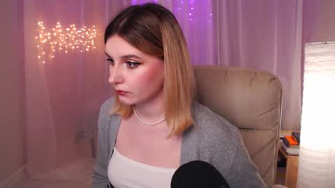 Snapshot of your_freya chatting on 12/25/24, 06:19 Freya online show from 12/25/24, 06:19