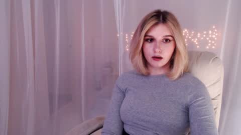 Snapshot of your_freya chatting on 03/08/25, 02:08 Freya online show from 03/08/25, 02:08