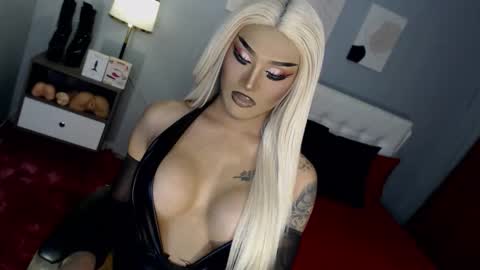 TRICXIEBELLE online show from 12/01/25, 10:26