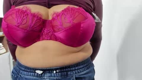 Snapshot of your_victoria chatting on 11/25/25, 09:15 Your Victoria online show from 11/25/25, 09:15