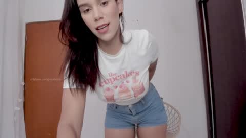 Snapshot of yourbonie chatting on 12/28/24, 02:32 insta yourboniee online show from 12/28/24, 02:32