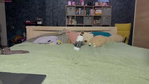 Mia online show from 11/27/25, 03:58