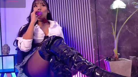 Snapshot of yourcutemolly chatting on 11/20/25, 06:46 Selena online show from 11/20/25, 06:46