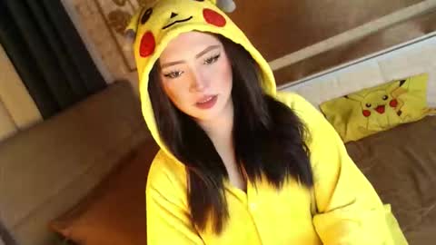 Snapshot of yourdevilsweettsx chatting on 10/19/25, 10:38 JEN online show from 10/19/25, 10:38