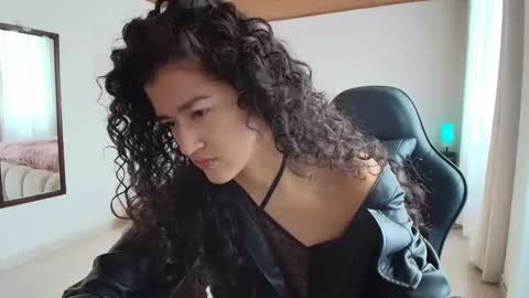 Snapshot of yourdreamgirl2025 chatting on 11/06/25, 03:02 yourdreamgirl2025 online show from 11/06/25, 03:02