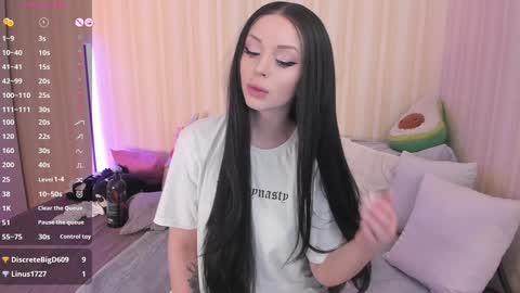 Snapshot of youreyesgazm chatting on 12/13/24, 06:00 Mary online show from 12/13/24, 06:00