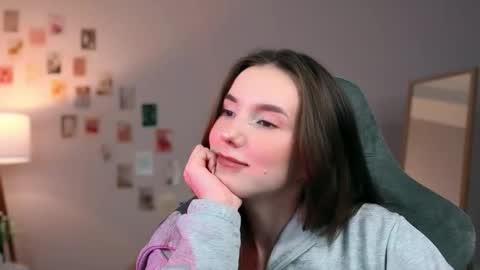 Snapshot of yourfrenchteacher chatting on 10/13/25, 09:37 Chloe online show from 10/13/25, 09:37