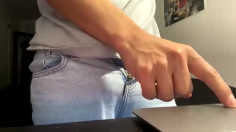 Snapshot of yourguuy21 chatting on 11/22/25, 08:24 yourguuy21 online show from 11/22/25, 08:24