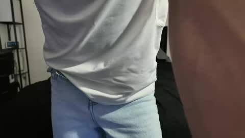 Snapshot of yourguuy21 chatting on 12/14/25, 02:39 yourguuy21 online show from 12/14/25, 02:39