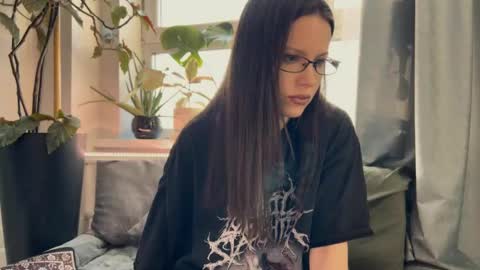 Snapshot of yourher0in chatting on 03/03/25, 10:17 Aida online show from 03/03/25, 10:17