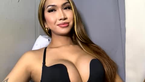 Snapshot of yourlovebella88 chatting on 05/17/26, 08:05 yourlovebella88 online show from 05/17/26, 08:05