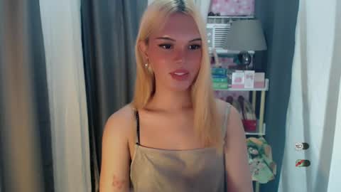 Snapshot of yourlovekylie chatting on 06/18/26, 09:14 KYLIE MORE online show from 06/18/26, 09:14