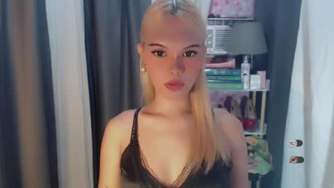 Snapshot of yourlovekylie chatting on 07/19/26, 05:33 KYLIE MORE online show from 07/19/26, 05:33