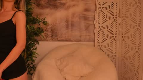 Snapshot of yourmidnightcoffee chatting on 01/11/25, 08:43 Sarah online show from 01/11/25, 08:43