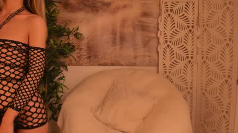 Snapshot of yourmidnightcoffee chatting on 01/30/25, 08:31 Sarah online show from 01/30/25, 08:31