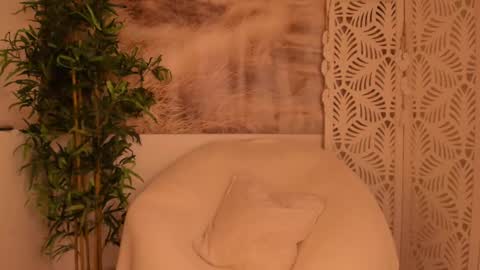 Snapshot of yourmidnightcoffee chatting on 02/10/25, 10:51 Sarah online show from 02/10/25, 10:51