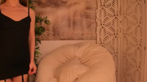 Snapshot of yourmidnightcoffee chatting on 02/17/25, 10:58 Sarah online show from 02/17/25, 10:58